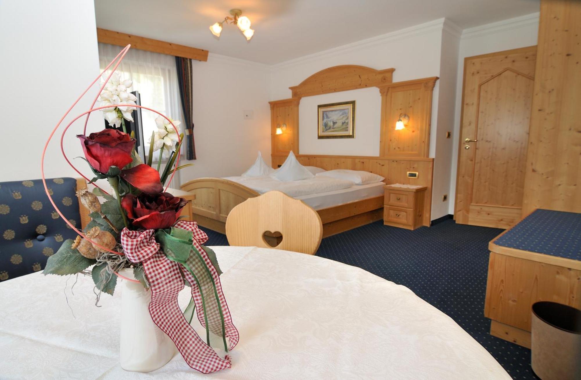 Garni Hotel Iris Selva di Val Gardena Extérieur photo