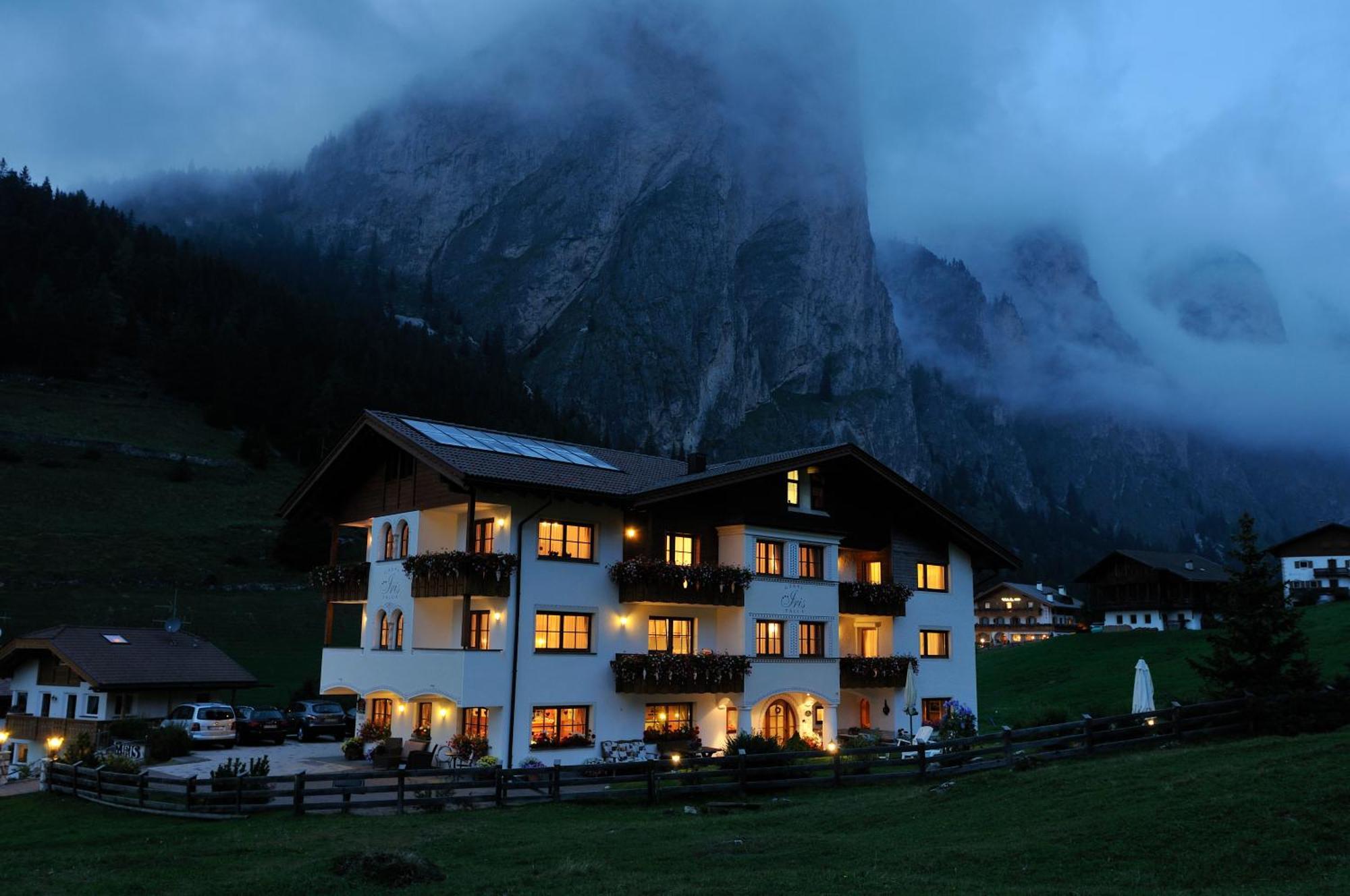 Garni Hotel Iris Selva di Val Gardena Extérieur photo